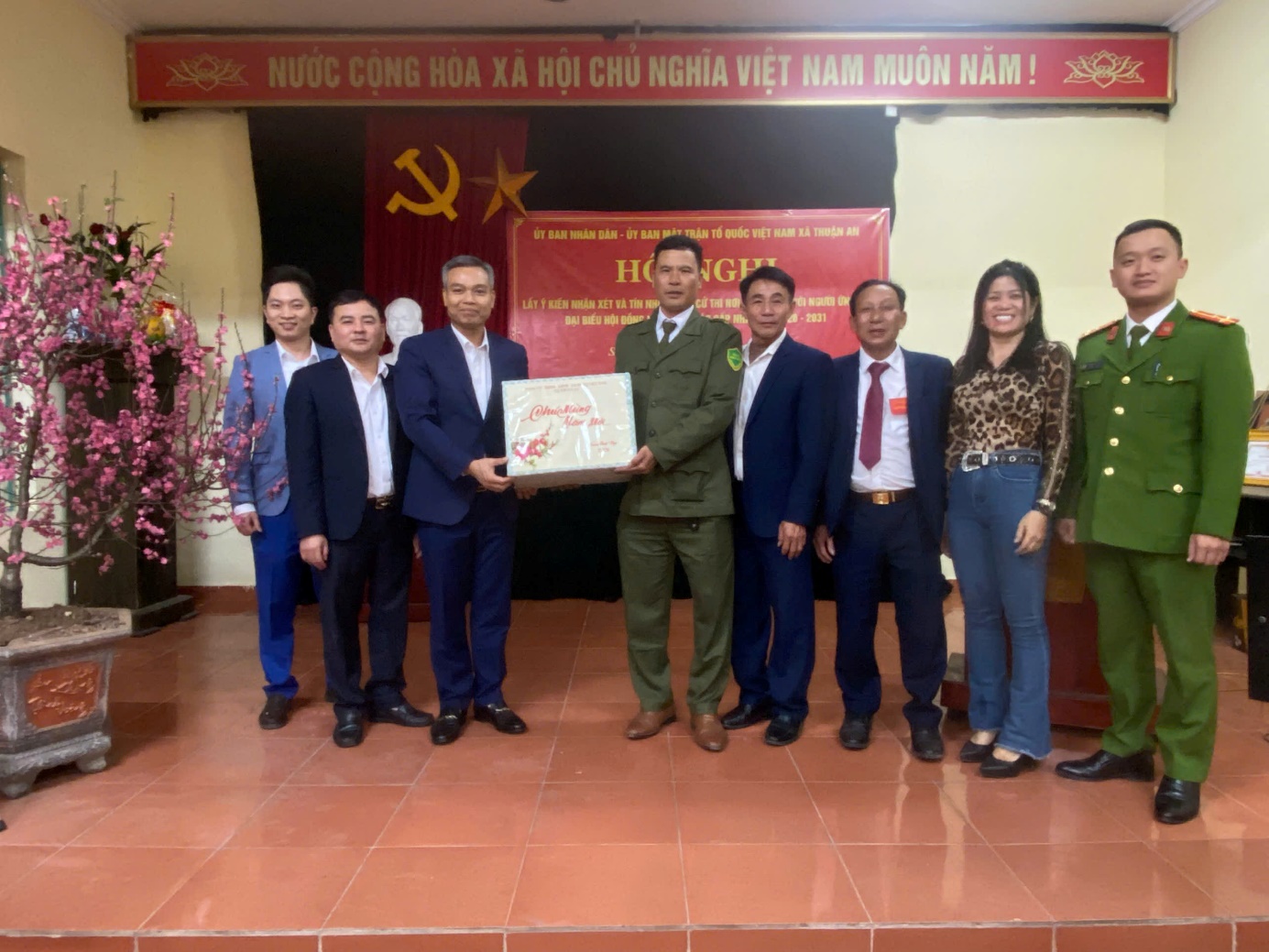 Ảnh có chứa trang phục, người, bộ đồ, giày dép  Nội dung do AI tạo ra có thể không chính xác.