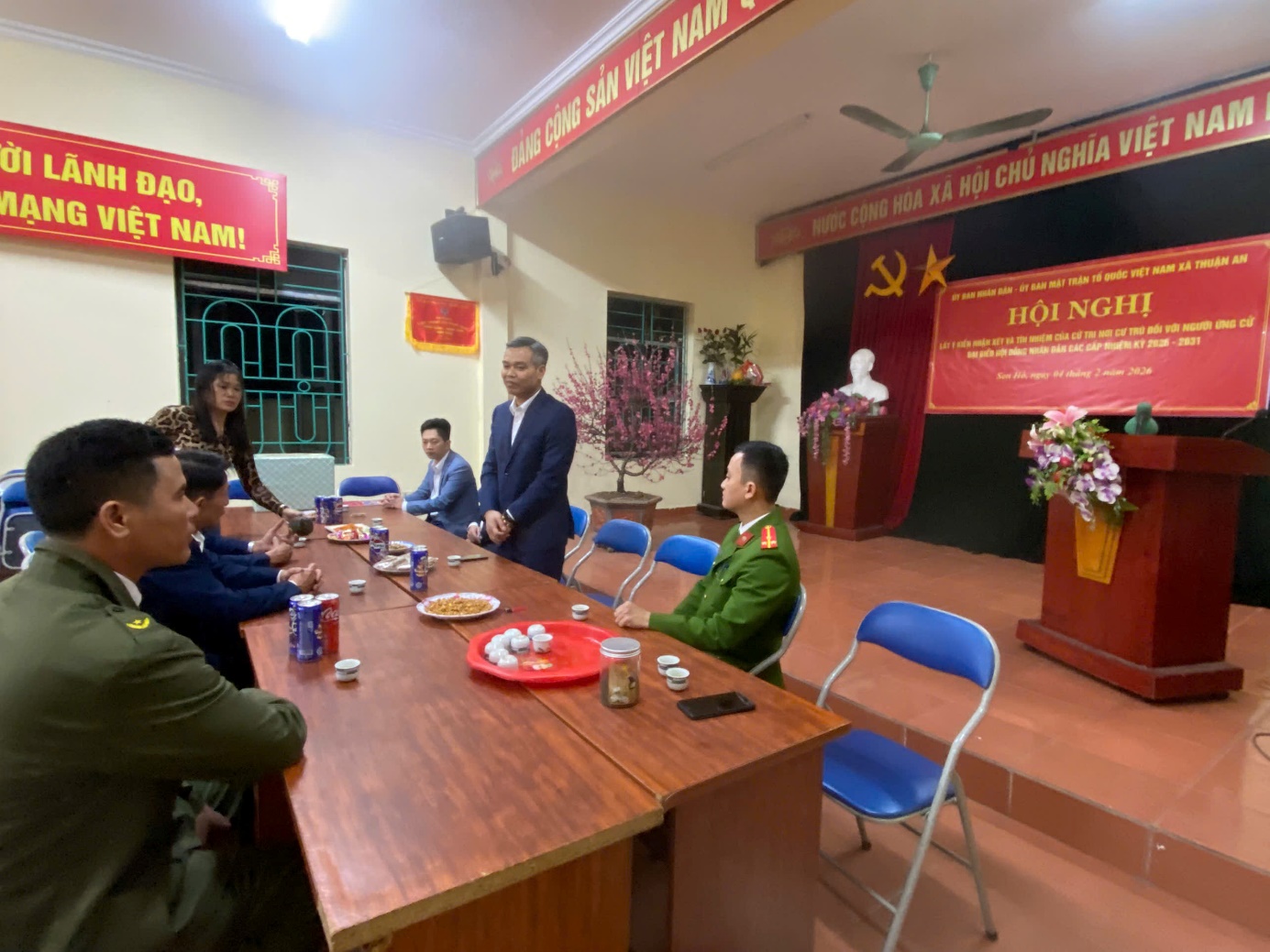 Ảnh có chứa văn bản, trang phục, đồ đạc, trong nhà  Nội dung do AI tạo ra có thể không chính xác.