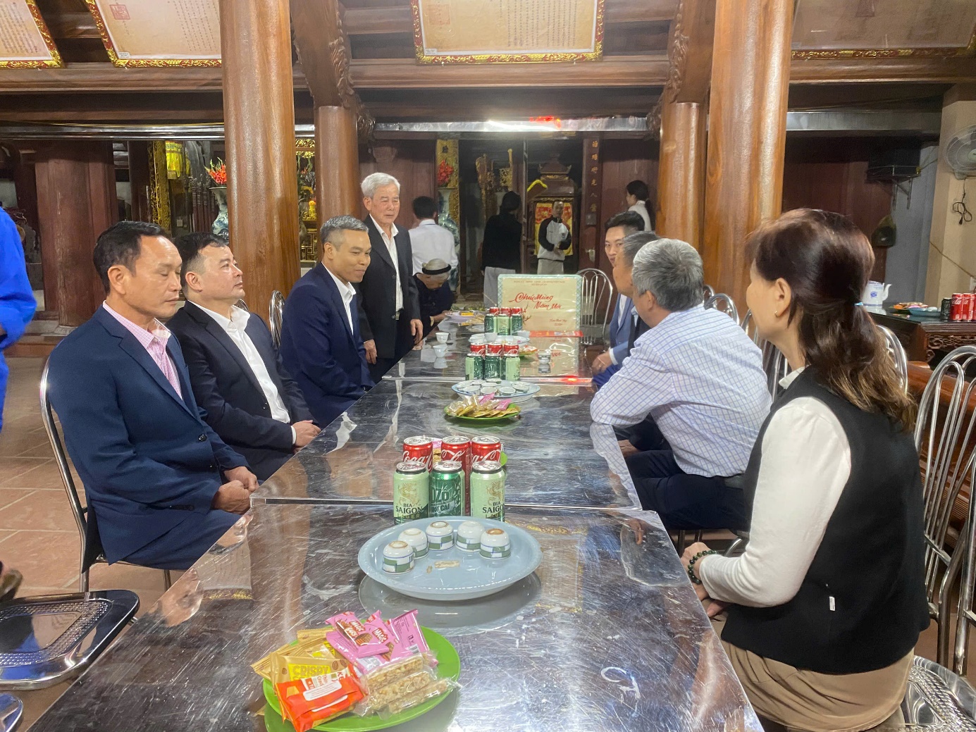 Ảnh có chứa trang phục, người, đàn ông, phụ nữ  Nội dung do AI tạo ra có thể không chính xác.