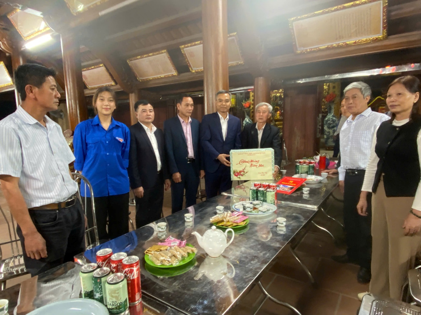 Ảnh có chứa trang phục, người, đàn ông, con người  Nội dung do AI tạo ra có thể không chính xác.