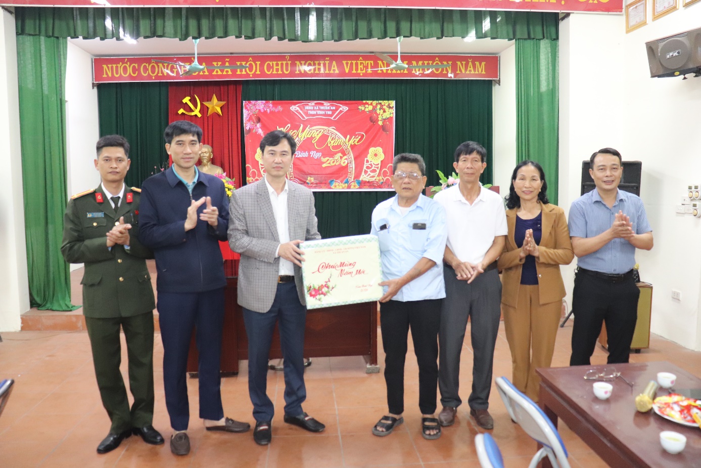 Ảnh có chứa trang phục, người, đàn ông, giày dép  Nội dung do AI tạo ra có thể không chính xác.