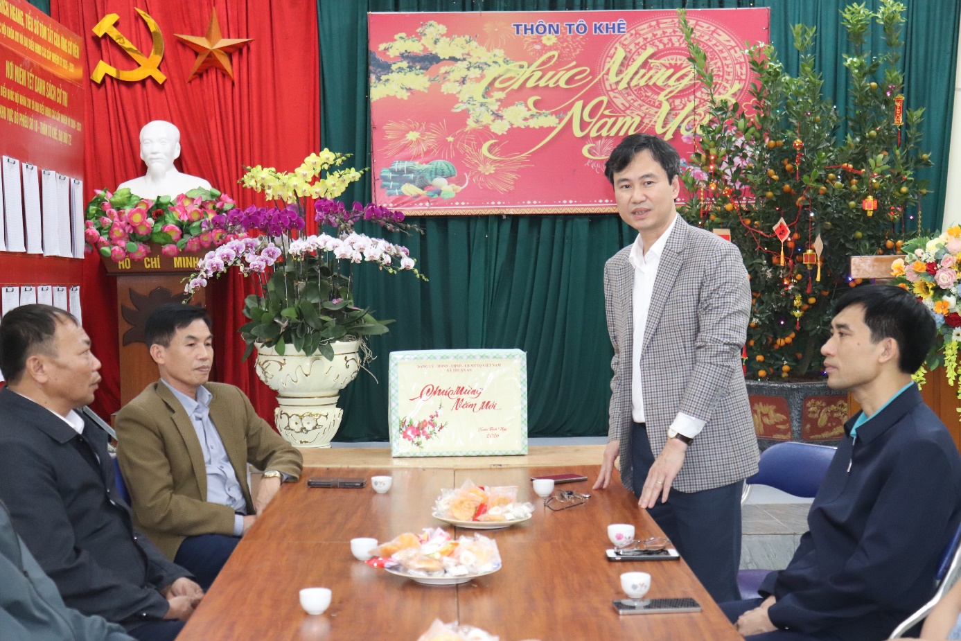 Ảnh có chứa trang phục, người, đàn ông, hoa  Nội dung do AI tạo ra có thể không chính xác.