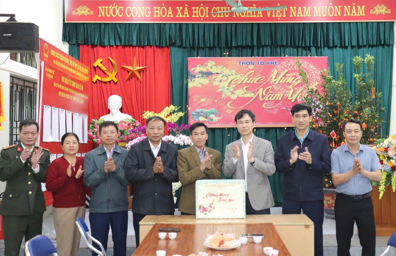 Ảnh có chứa trang phục, người, đàn ông, phụ nữ  Nội dung do AI tạo ra có thể không chính xác.