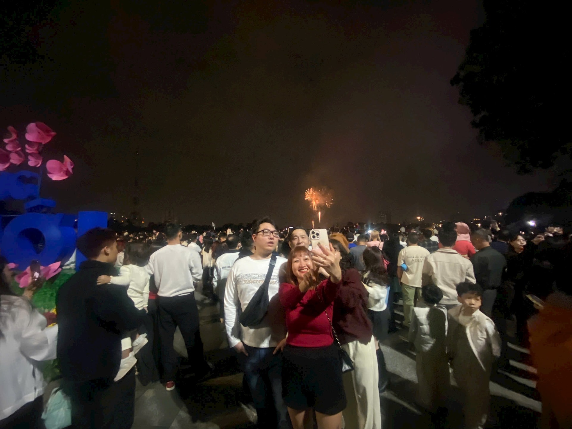 Người dân háo hức xem bắn pháo hoa tại Công viên Thống Nhất- Ảnh 11.