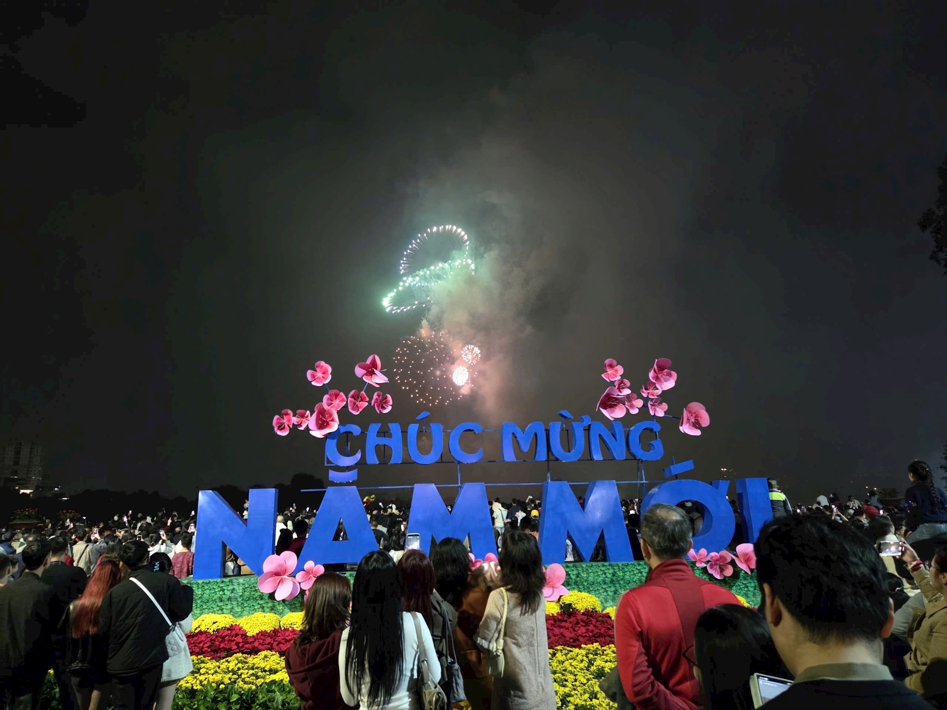 Người dân háo hức xem bắn pháo hoa tại Công viên Thống Nhất- Ảnh 8.