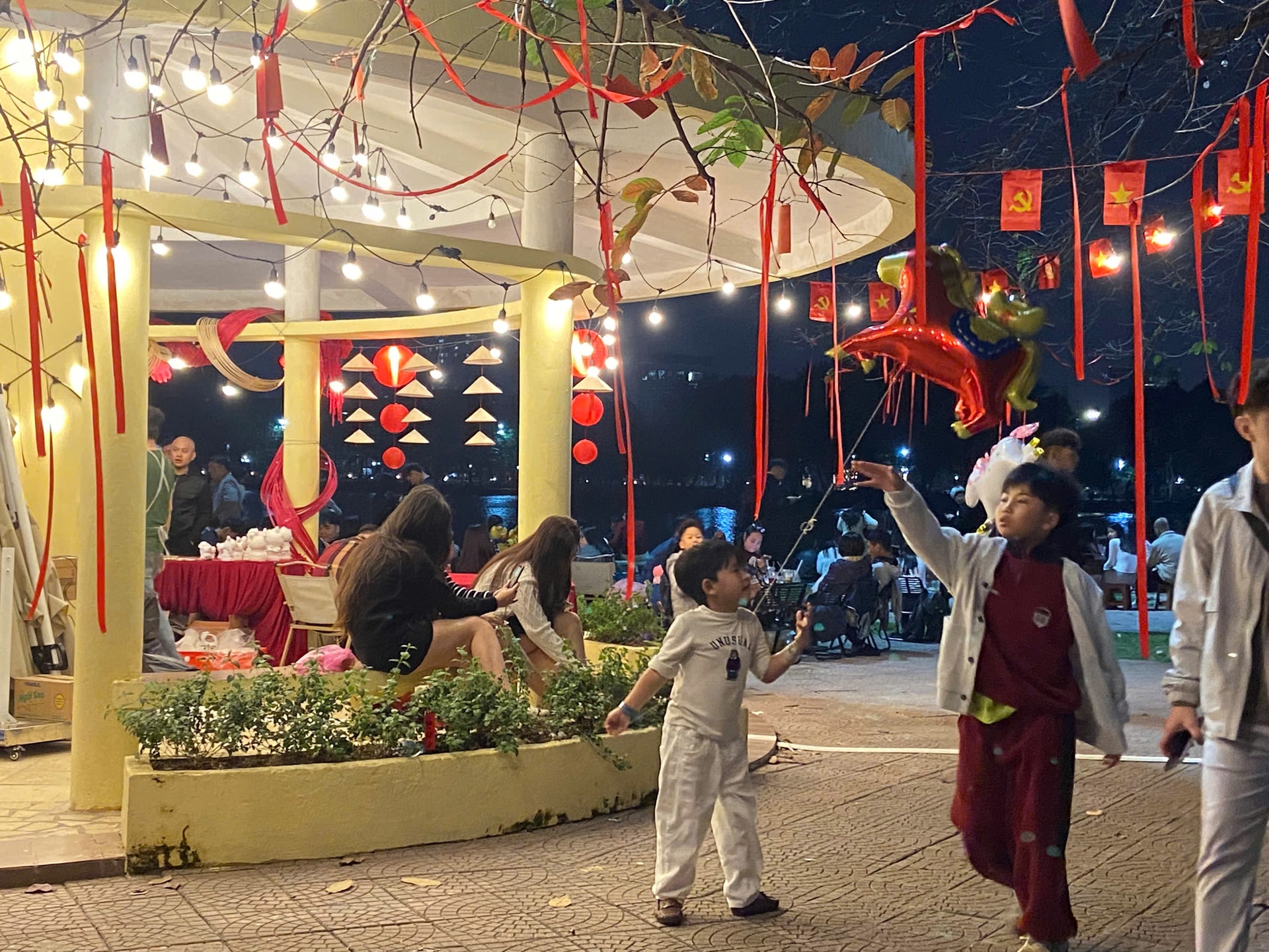 Người dân háo hức xem bắn pháo hoa tại Công viên Thống Nhất- Ảnh 2.