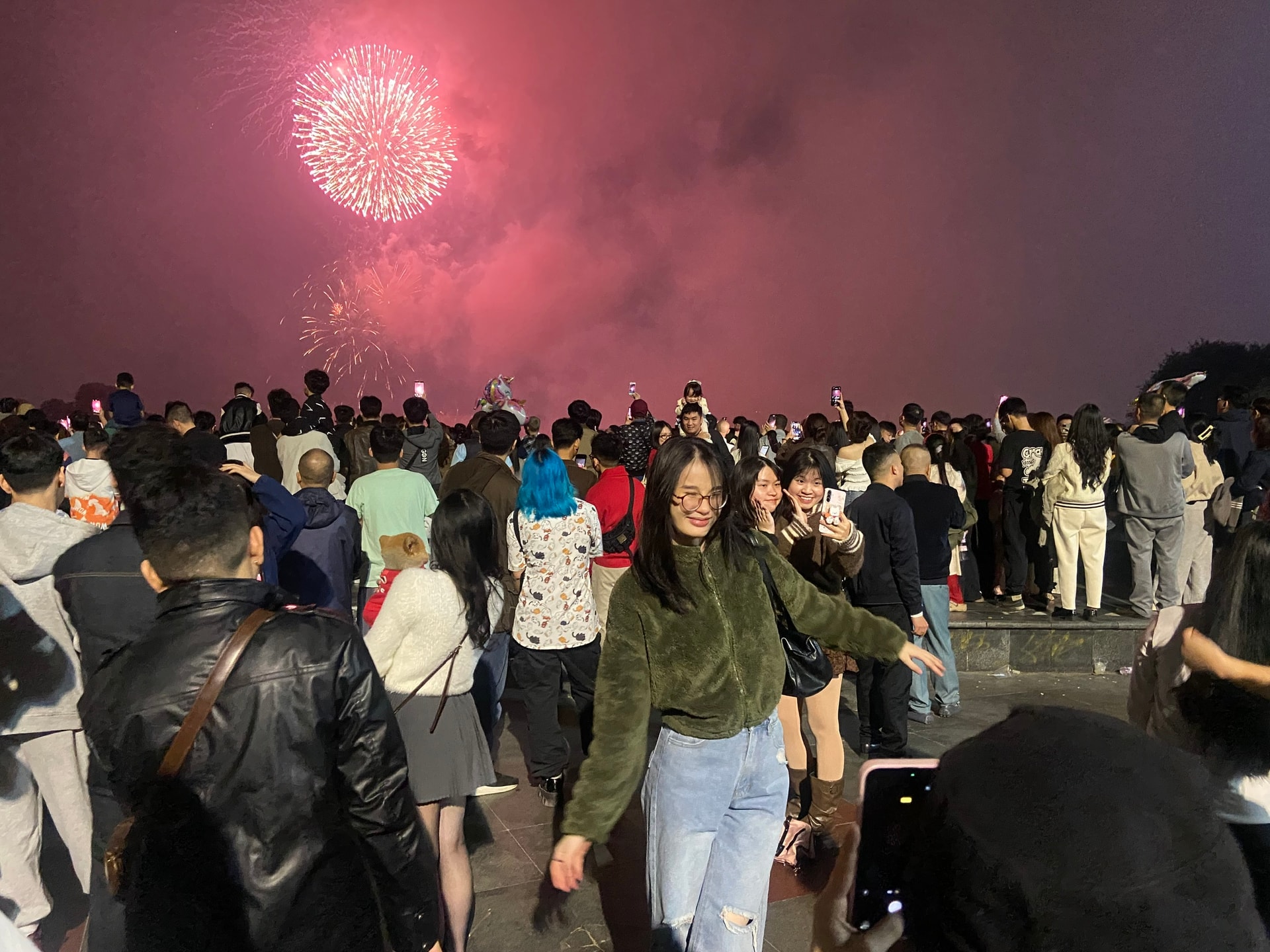 Người dân háo hức xem bắn pháo hoa tại Công viên Thống Nhất- Ảnh 4.