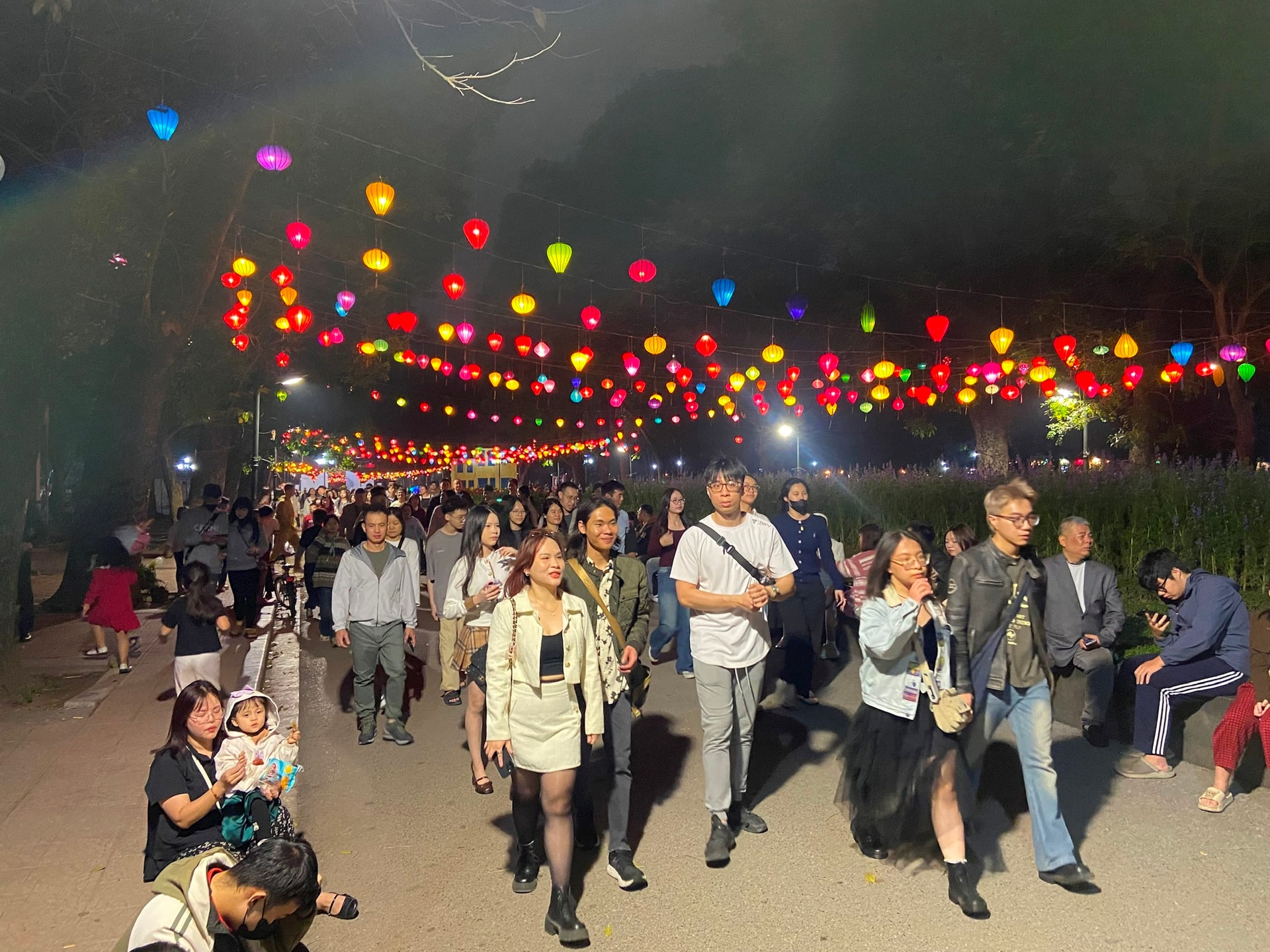 Người dân háo hức xem bắn pháo hoa tại Công viên Thống Nhất- Ảnh 1.