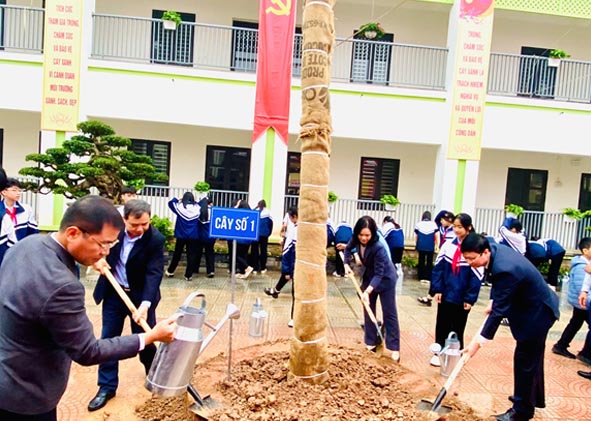 Lễ phát động “Tết trồng cây đời đời nhớ ơn Bác Hồ xuân Bính Ngọ năm 2026” tại xã Ô Diên- Ảnh 2.