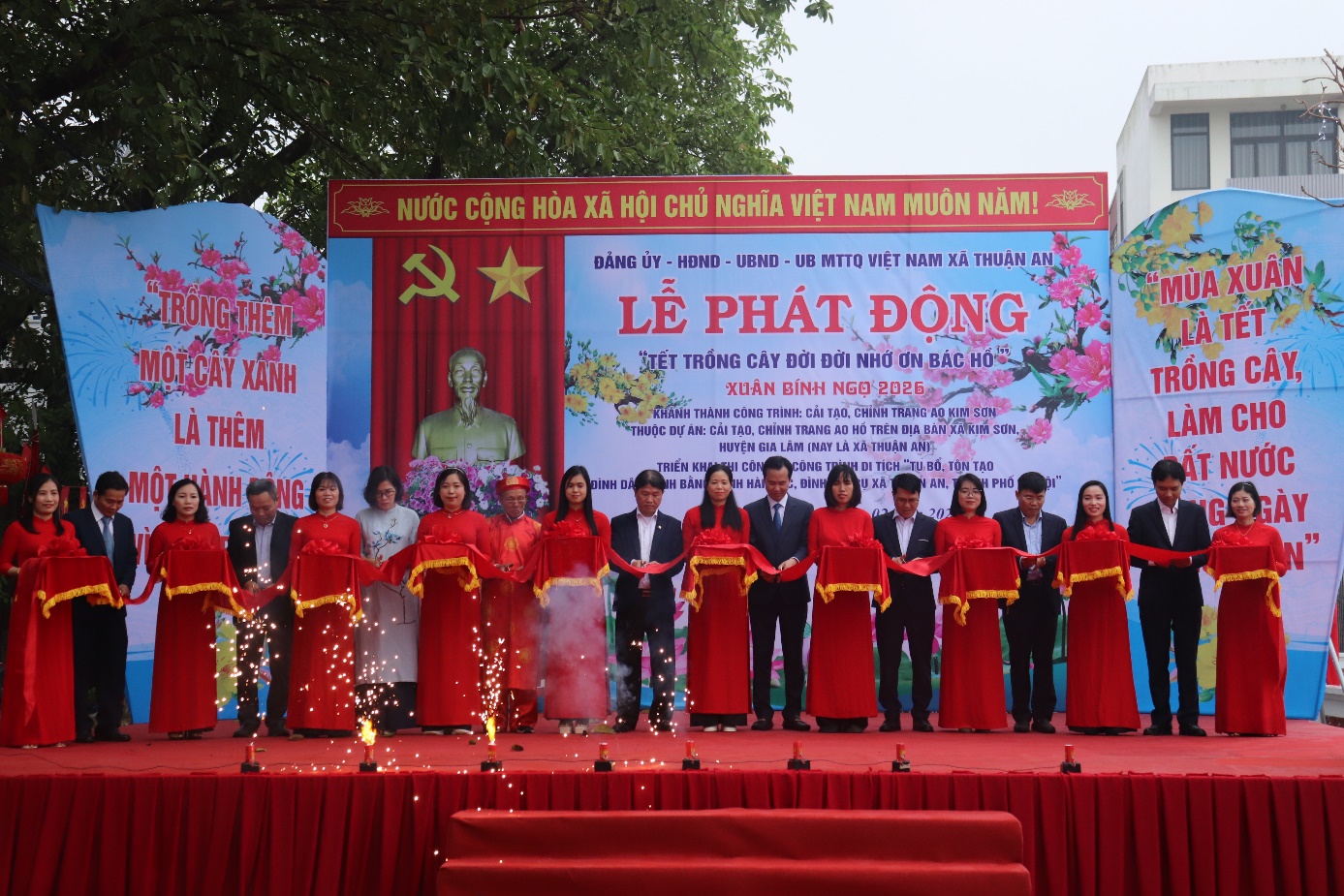 A group of people on a stage  AI-generated content may be incorrect.