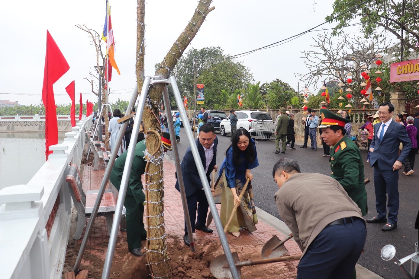 A group of people digging a tree  AI-generated content may be incorrect.