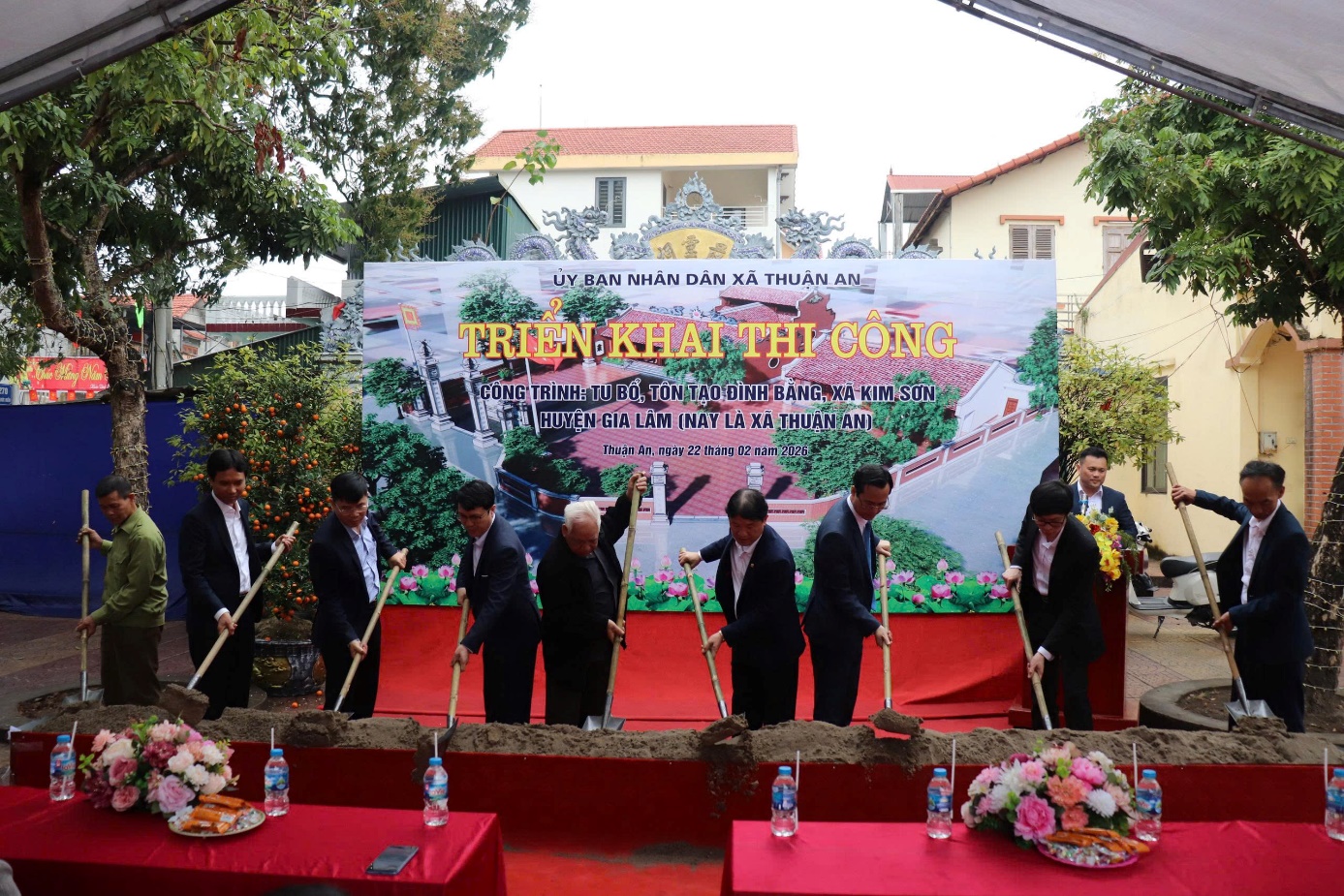 A group of people holding shovels  AI-generated content may be incorrect.