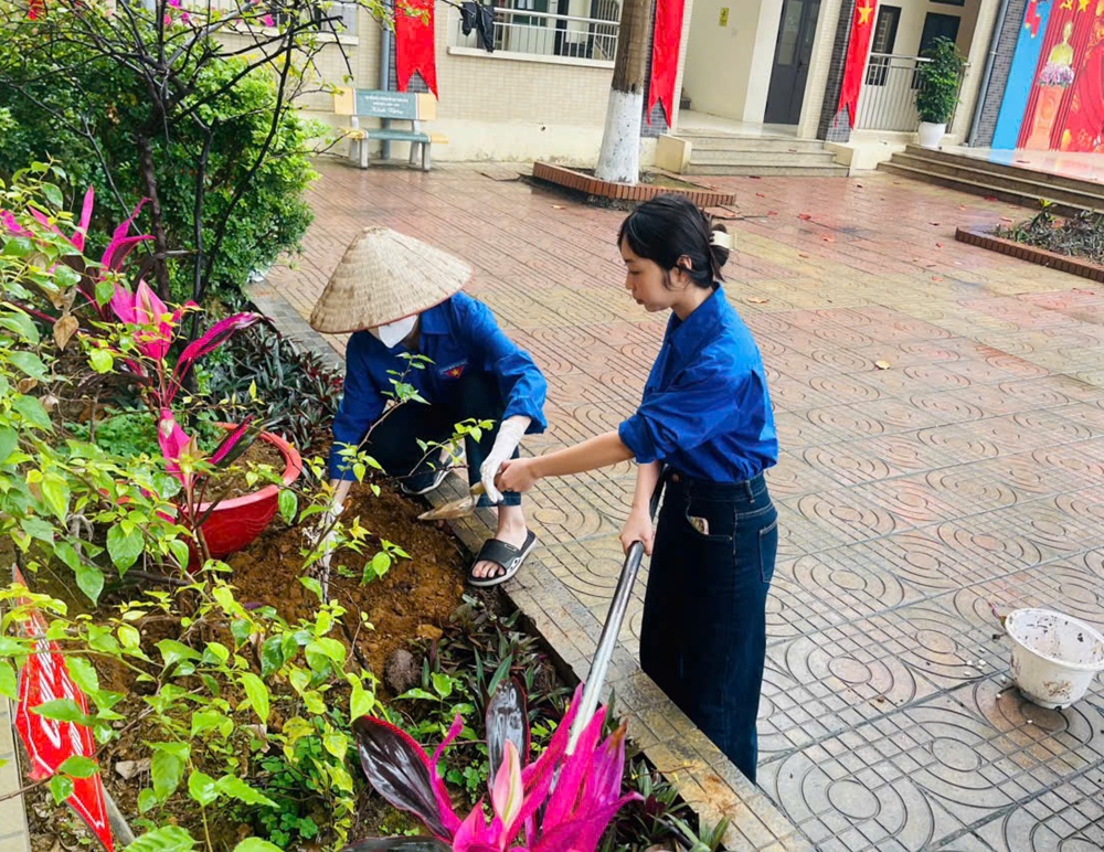 Thầy và trò Trường Trung học cơ sở Xuân Mai B tổ chức hoạt động trồng cây đầu xuân nhằm hưởng ứng phong trào&nbsp;“Tết trồng cây đời đời nhớ ơn Bác Hồ”- Ảnh 2.