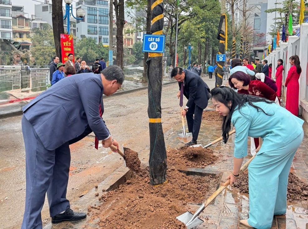 Phường Phương Liệt phát động “Tết trồng cây đời đời nhớ ơn Bác Hồ”- Ảnh 3.