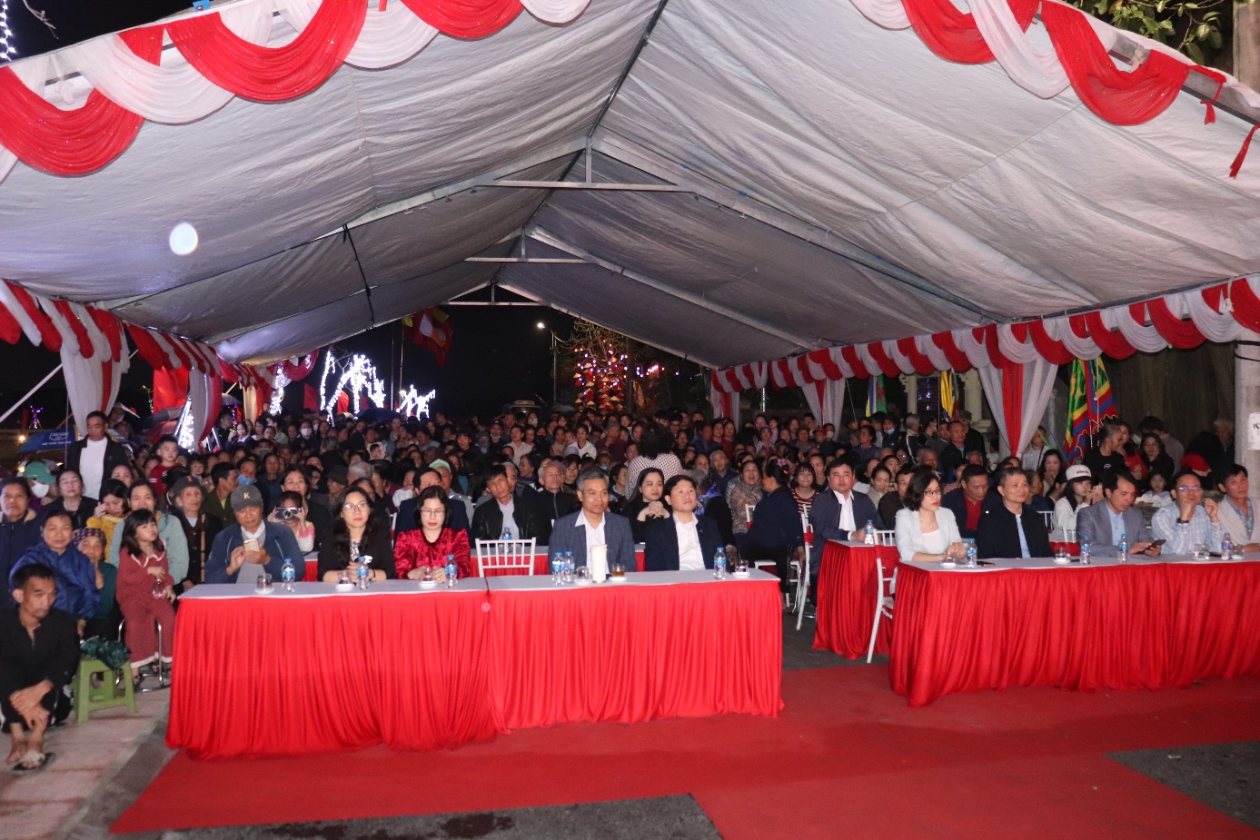 Ảnh có chứa người, trang phục, khán giả, đàn ông  Nội dung do AI tạo ra có thể không chính xác.