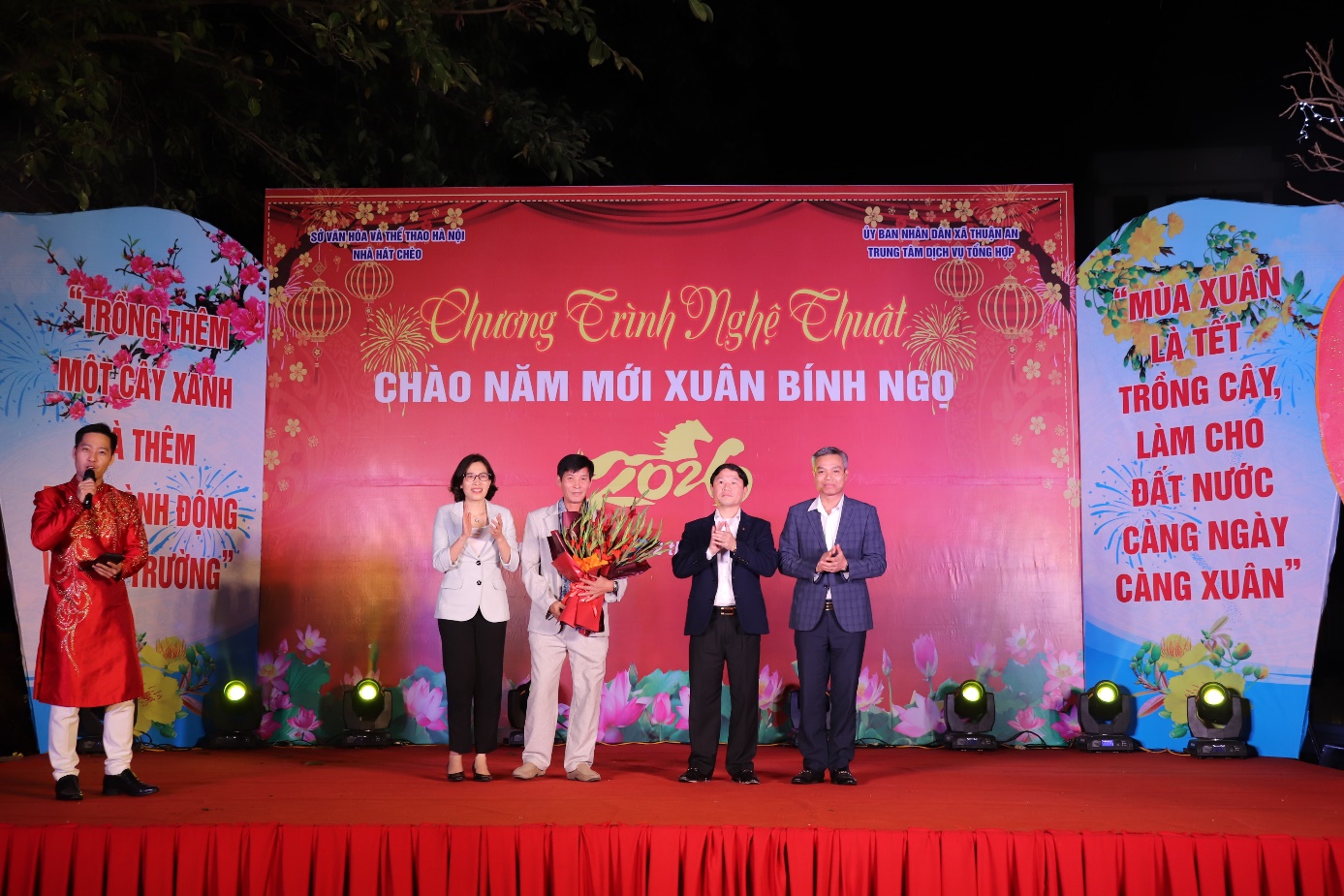 Ảnh có chứa văn bản, trang phục, người, bộ đồ  Nội dung do AI tạo ra có thể không chính xác.