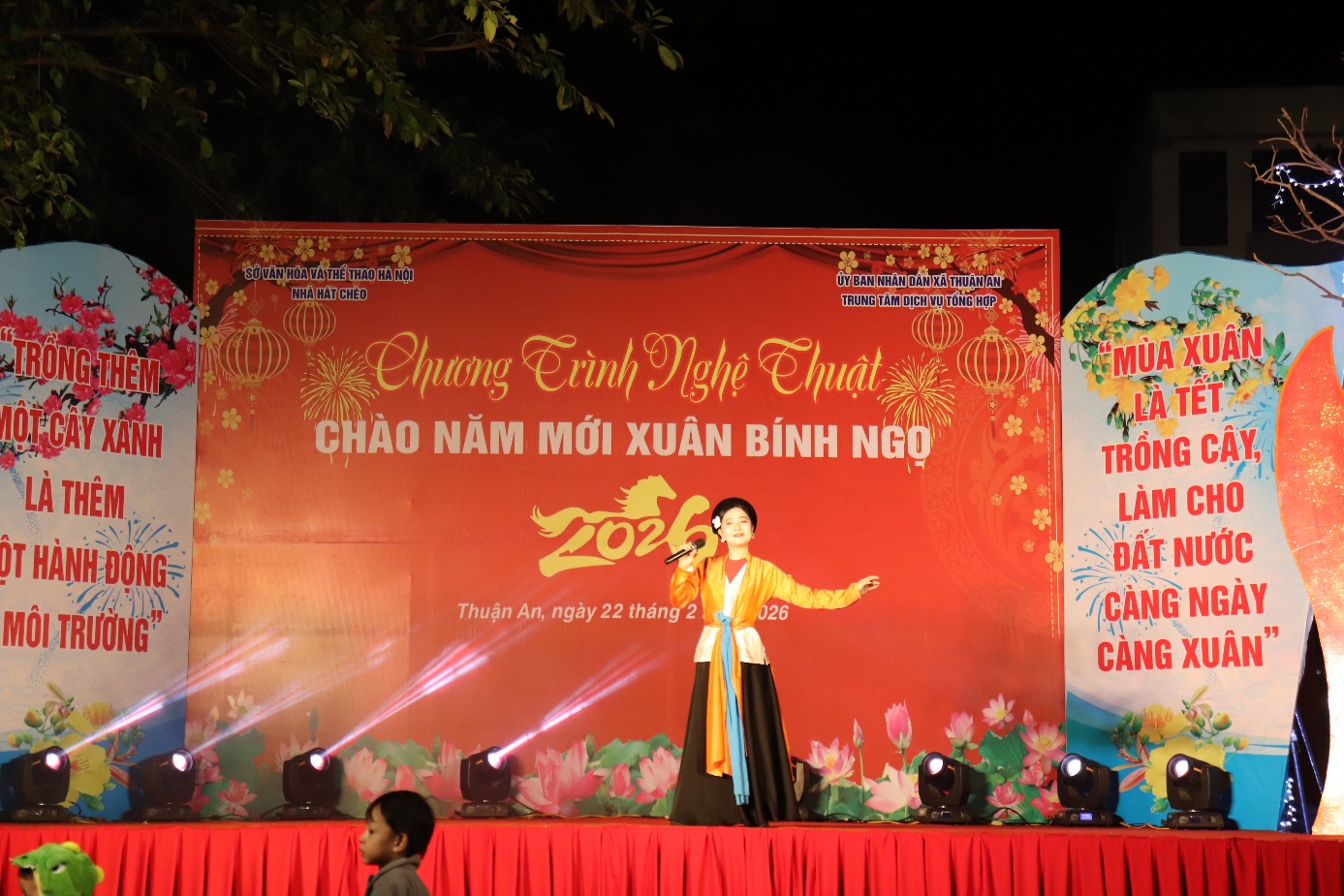 Ảnh có chứa văn bản, người, biển hiệu, biểu ngữ  Nội dung do AI tạo ra có thể không chính xác.