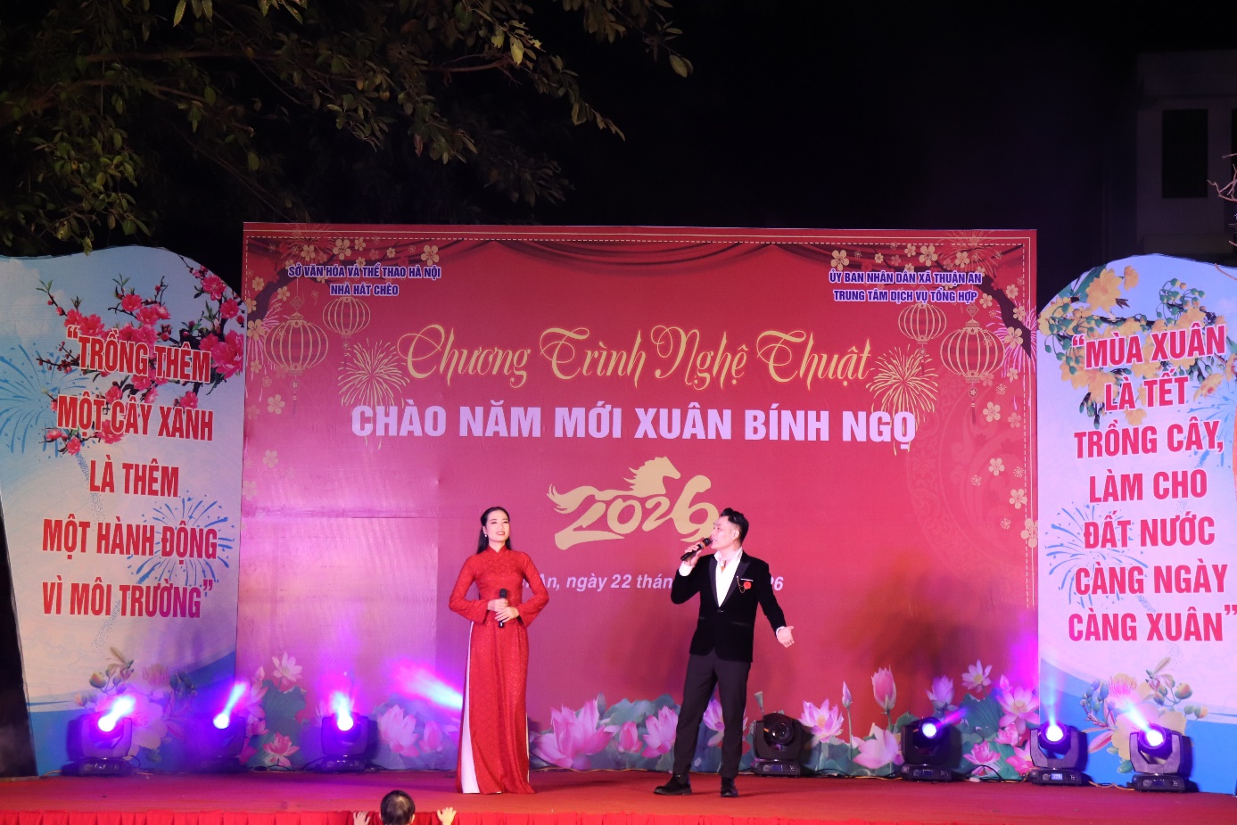 Ảnh có chứa văn bản, Đỏ tía, màu hồng, người  Nội dung do AI tạo ra có thể không chính xác.