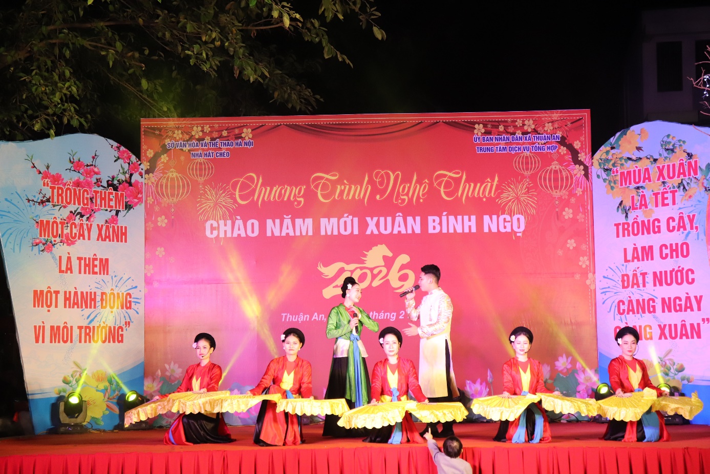 Ảnh có chứa văn bản, người, biển hiệu, rạp xiếc  Nội dung do AI tạo ra có thể không chính xác.