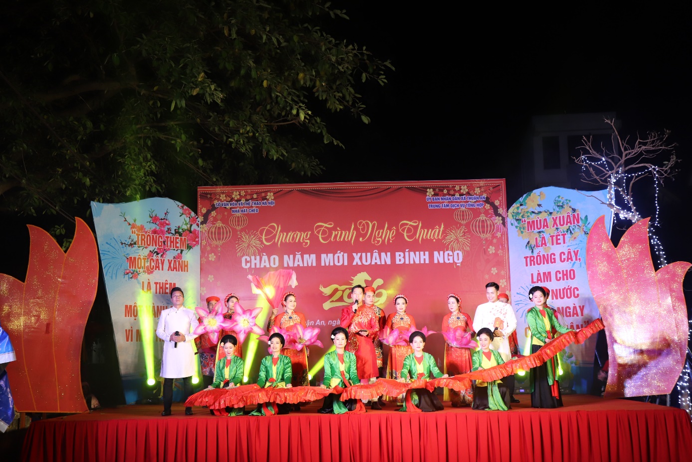 Ảnh có chứa giáng sinh, sự kiện, ngoài trời  Nội dung do AI tạo ra có thể không chính xác.