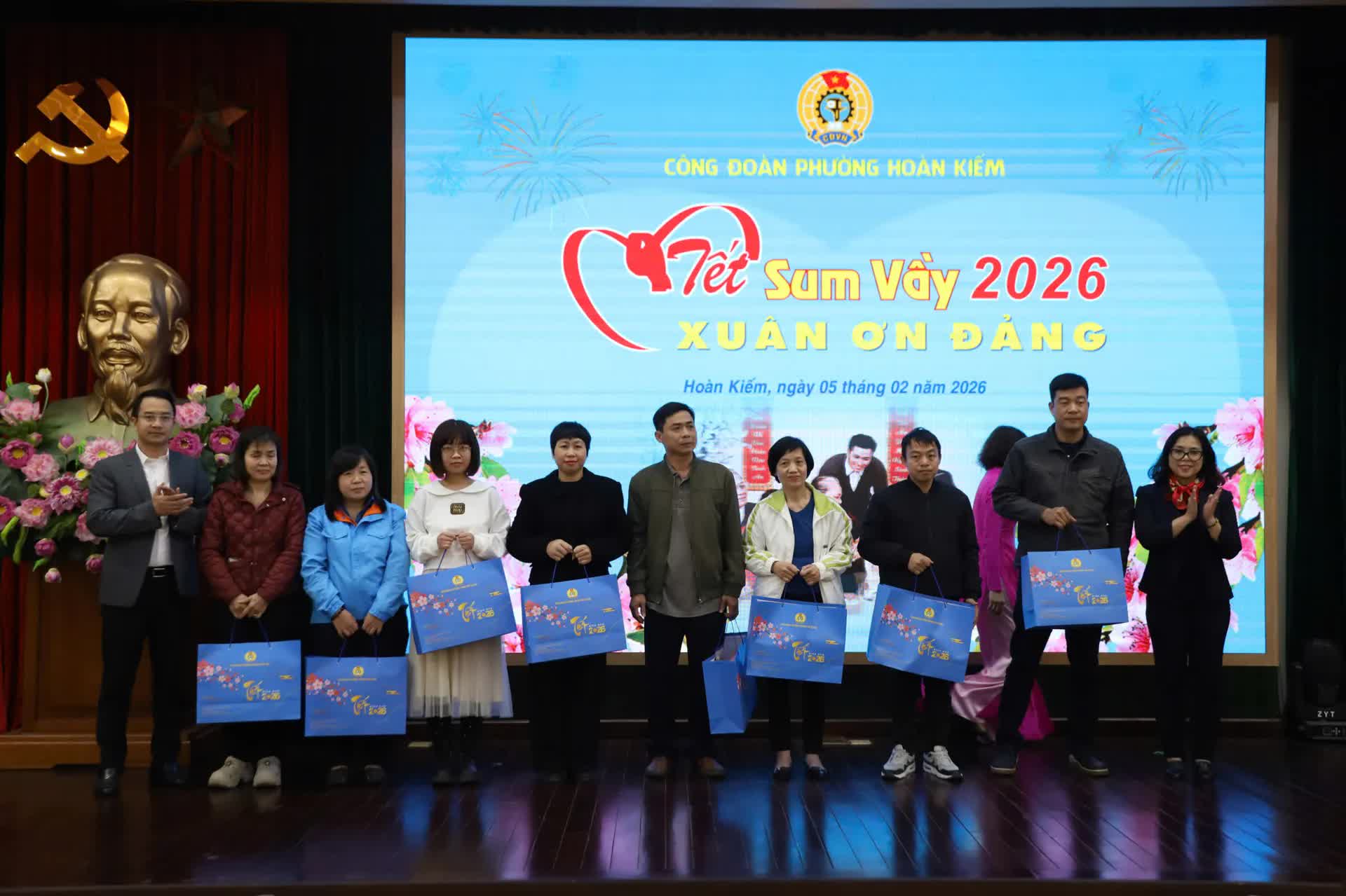 Phường Hoàn Kiếm: Ấm áp “Tết sum vầy - Xuân ơn Đảng” dịp Tết Bính Ngọ 2026- Ảnh 2.
