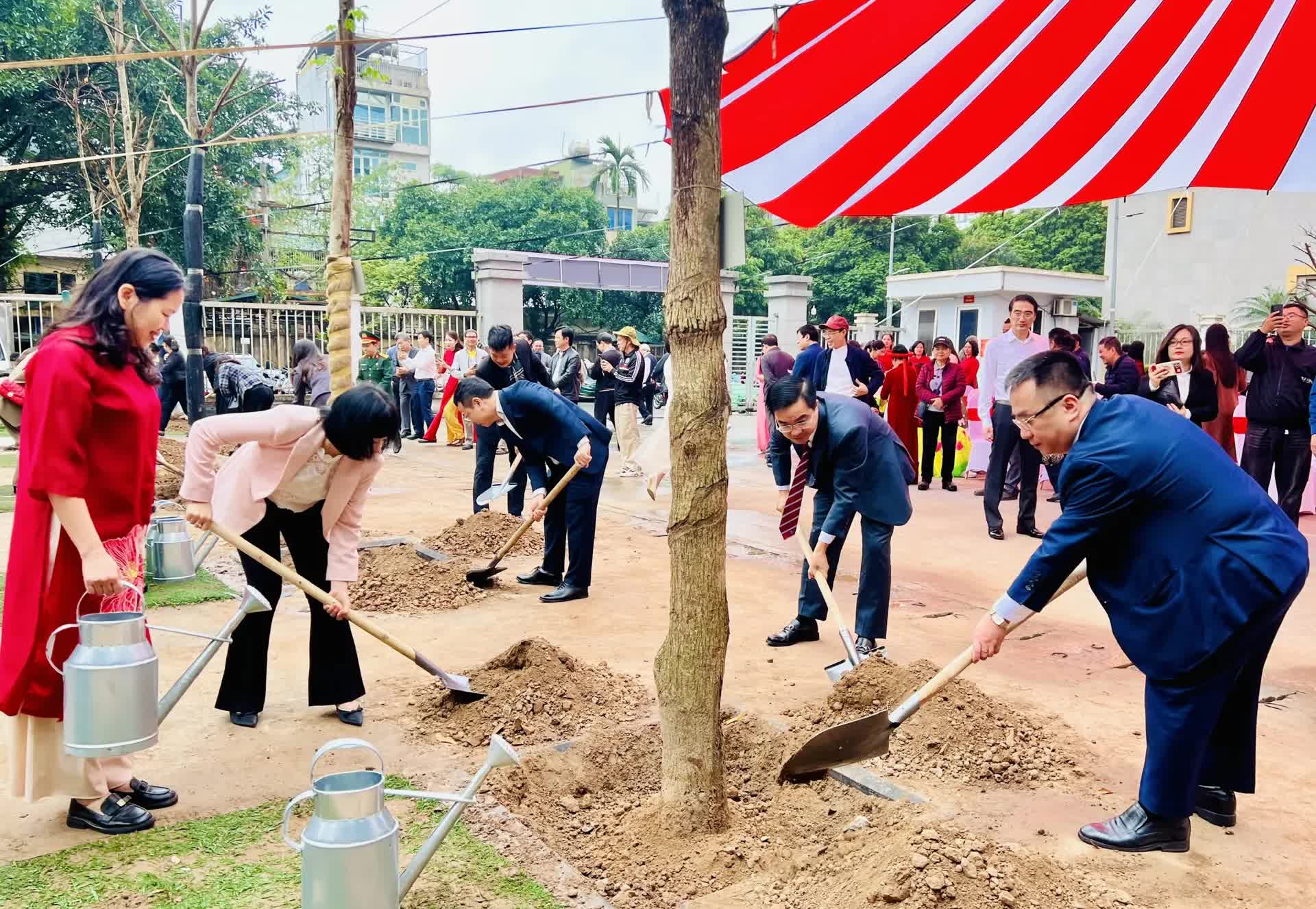 Phường Khương Đình hưởng ứng Tết trồng cây, lan tỏa thông điệp sống xanh- Ảnh 2.