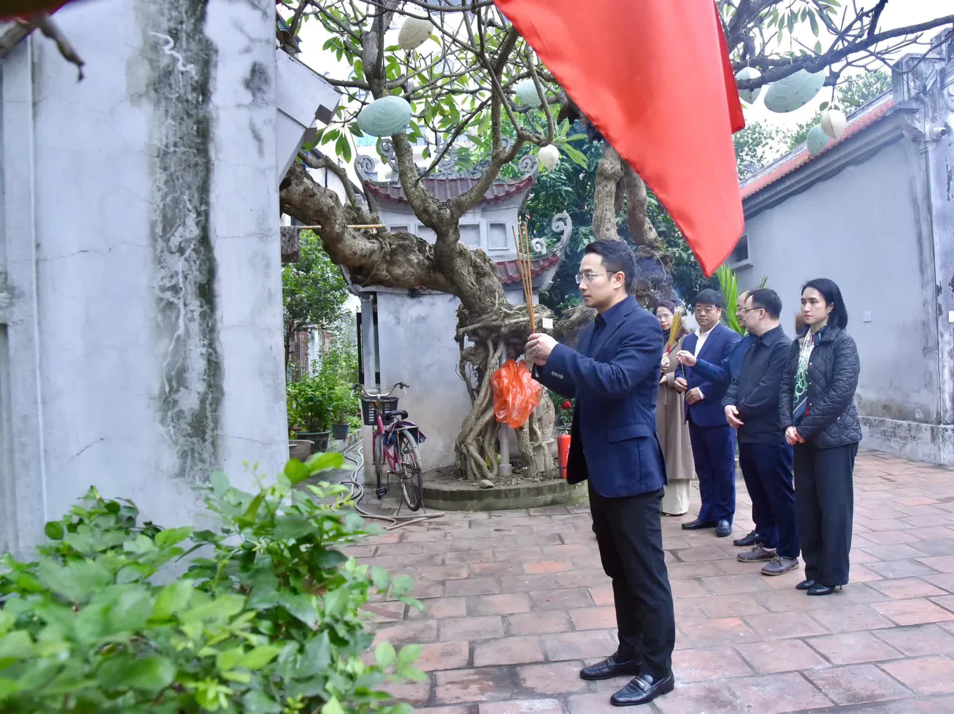 Phường Hoàn Kiếm dâng hương tưởng niệm các Anh hùng liệt sĩ nhân dịp Tết Bính Ngọ 2026- Ảnh 3.