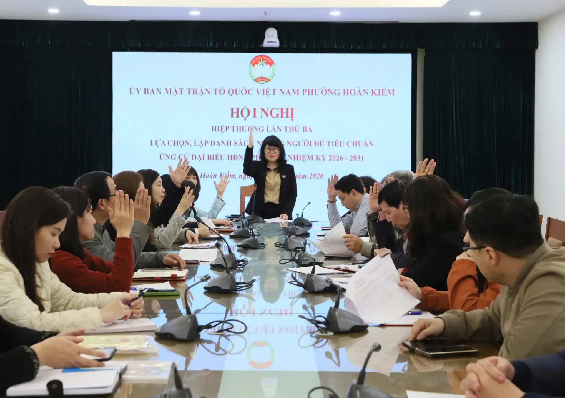 Hoàn Kiếm: hiệp thương lần thứ Ba lựa chọn, lập danh sách những người đủ tiêu chuẩn ứng cử đại biểu HĐND phường- Ảnh 2.