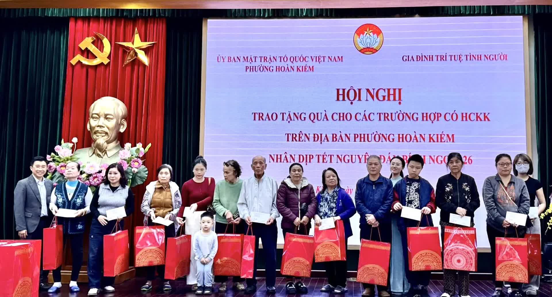 Phường Hoàn Kiếm: Chăm lo Tết Nguyên đán Bính Ngọ 2026, không để ai bị bỏ lại phía sau- Ảnh 3.