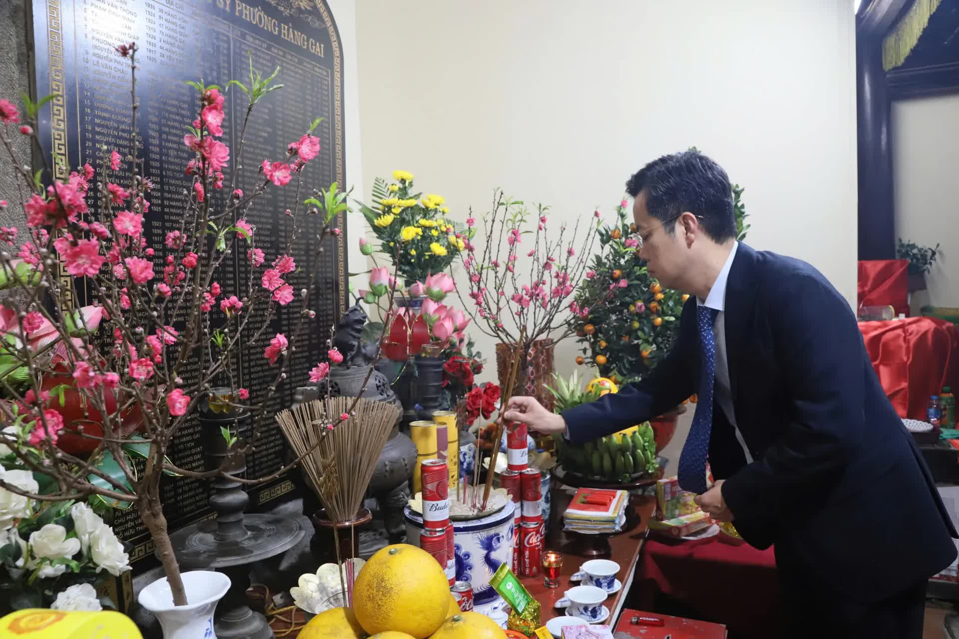 Phường Hoàn Kiếm dâng hương tưởng niệm các Anh hùng liệt sĩ nhân dịp Tết Bính Ngọ 2026- Ảnh 1.