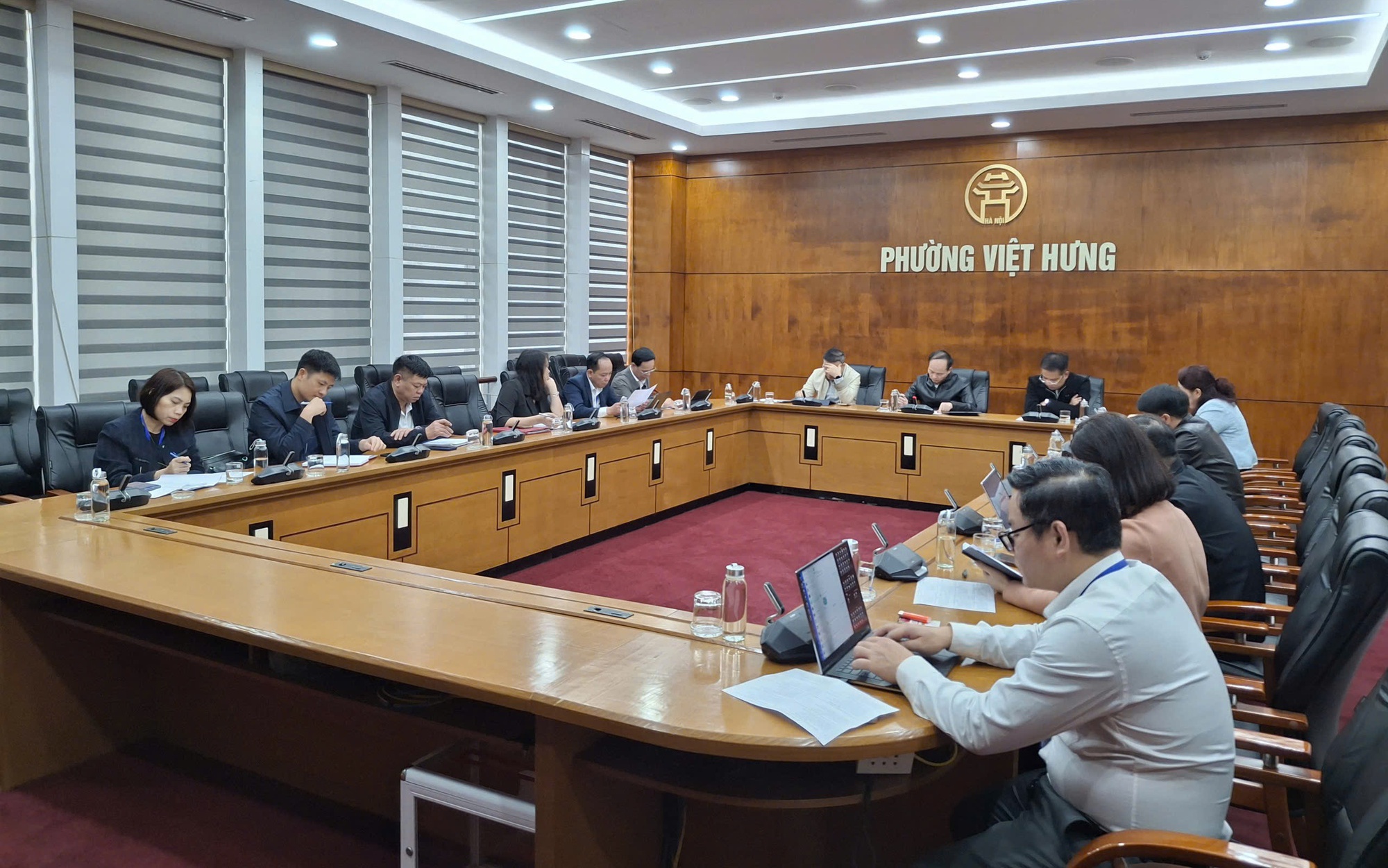 Ủy ban bầu cử phường Việt Hưng tổ chức hội nghị thảo luận danh sách chính thức những người ứng cử đại biểu HĐND phường nhiệm kỳ 2026–2031 theo từng đơn vị bầu cử
