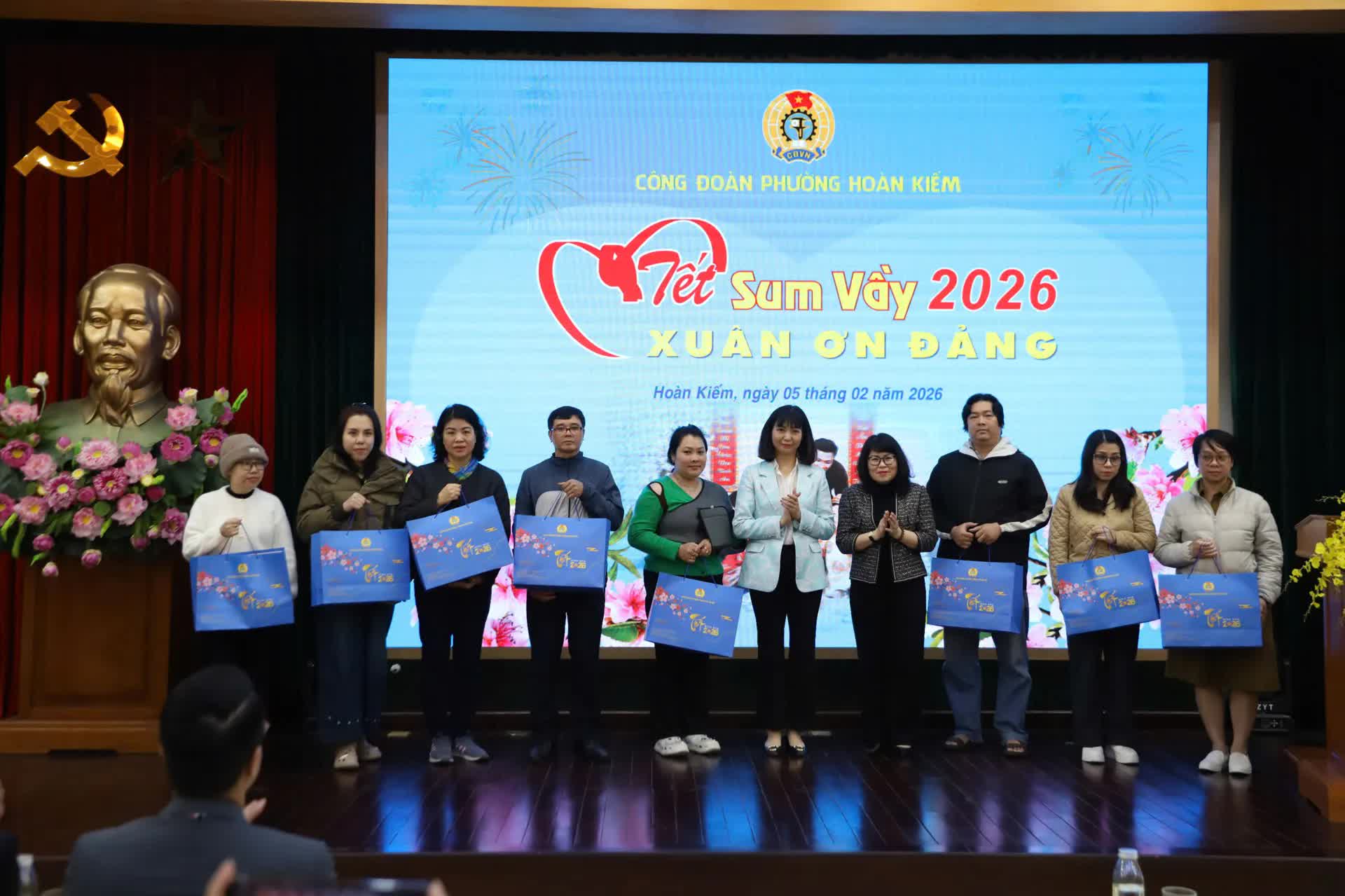 Phường Hoàn Kiếm: Ấm áp “Tết sum vầy - Xuân ơn Đảng” dịp Tết Bính Ngọ 2026- Ảnh 1.