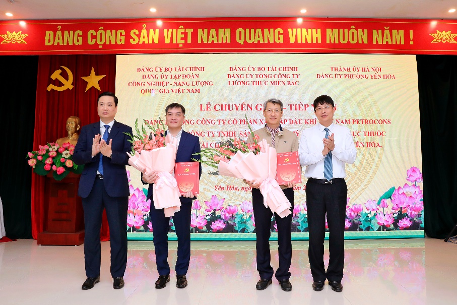 Đảng bộ phường Yên Hòa tiếp nhận 458 đảng viên chuyển về sinh hoạt- Ảnh 1.