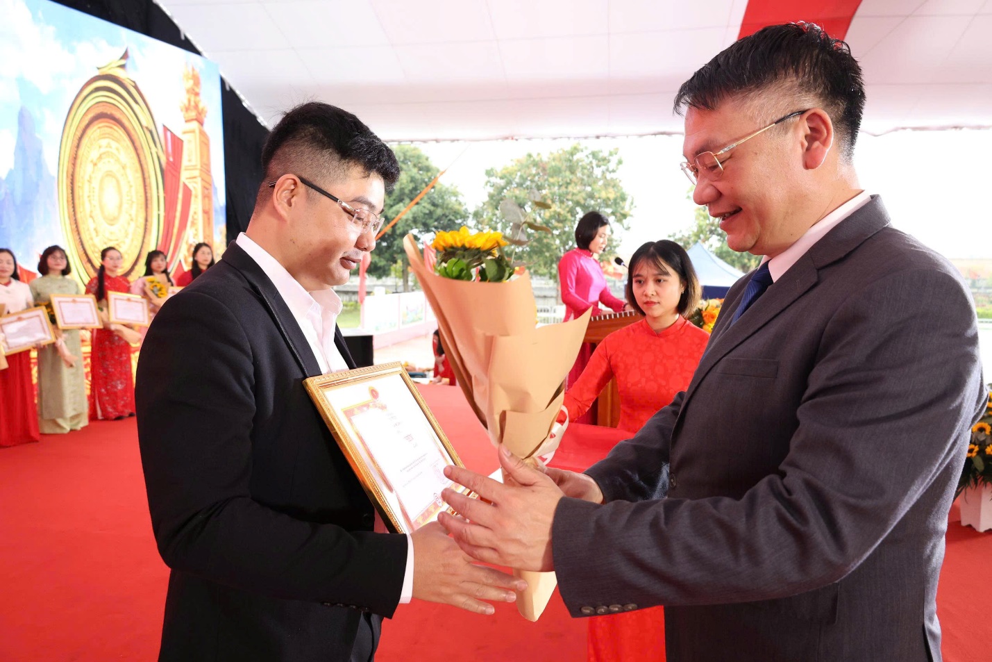 TRÍ TUỆ NHÂN TẠO CHẮP CÁNH TÌNH YÊU QUÊ HƯƠNG, KHẲNG ĐỊNH QUYẾT TÂM CHUYỂN ĐỔI SỐ CỦA MÊ LINH- Ảnh 1.