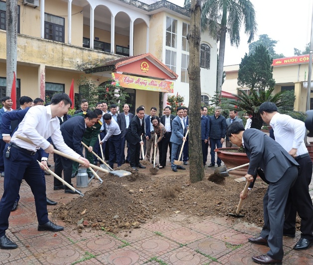 Cơ quan Văn phòng HĐND – UBND tổ chức trồng cây tại khuôn viên UBND xã- Ảnh 1.