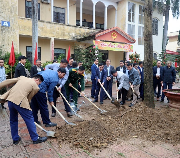 Cơ quan Văn phòng HĐND – UBND tổ chức trồng cây tại khuôn viên UBND xã- Ảnh 2.