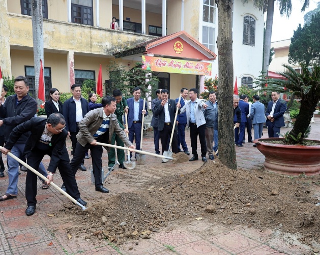 Cơ quan Văn phòng HĐND – UBND tổ chức trồng cây tại khuôn viên UBND xã- Ảnh 3.