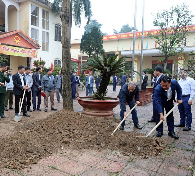 Cơ quan Văn phòng HĐND – UBND tổ chức trồng cây tại khuôn viên UBND xã- Ảnh 4.