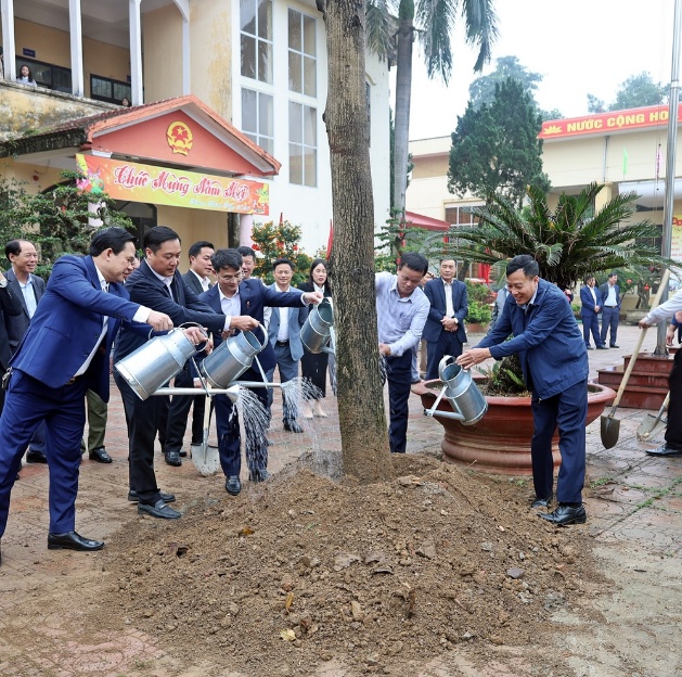 Cơ quan Văn phòng HĐND – UBND tổ chức trồng cây tại khuôn viên UBND xã- Ảnh 5.