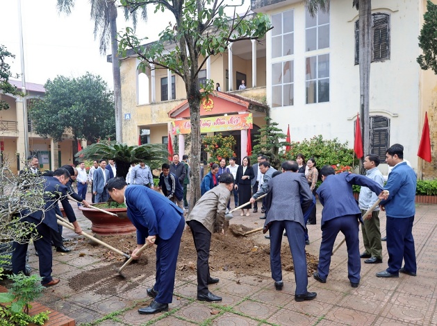 Cơ quan Văn phòng HĐND – UBND tổ chức trồng cây tại khuôn viên UBND xã- Ảnh 6.