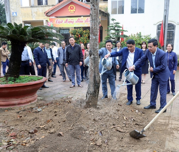 Cơ quan Văn phòng HĐND – UBND tổ chức trồng cây tại khuôn viên UBND xã- Ảnh 7.