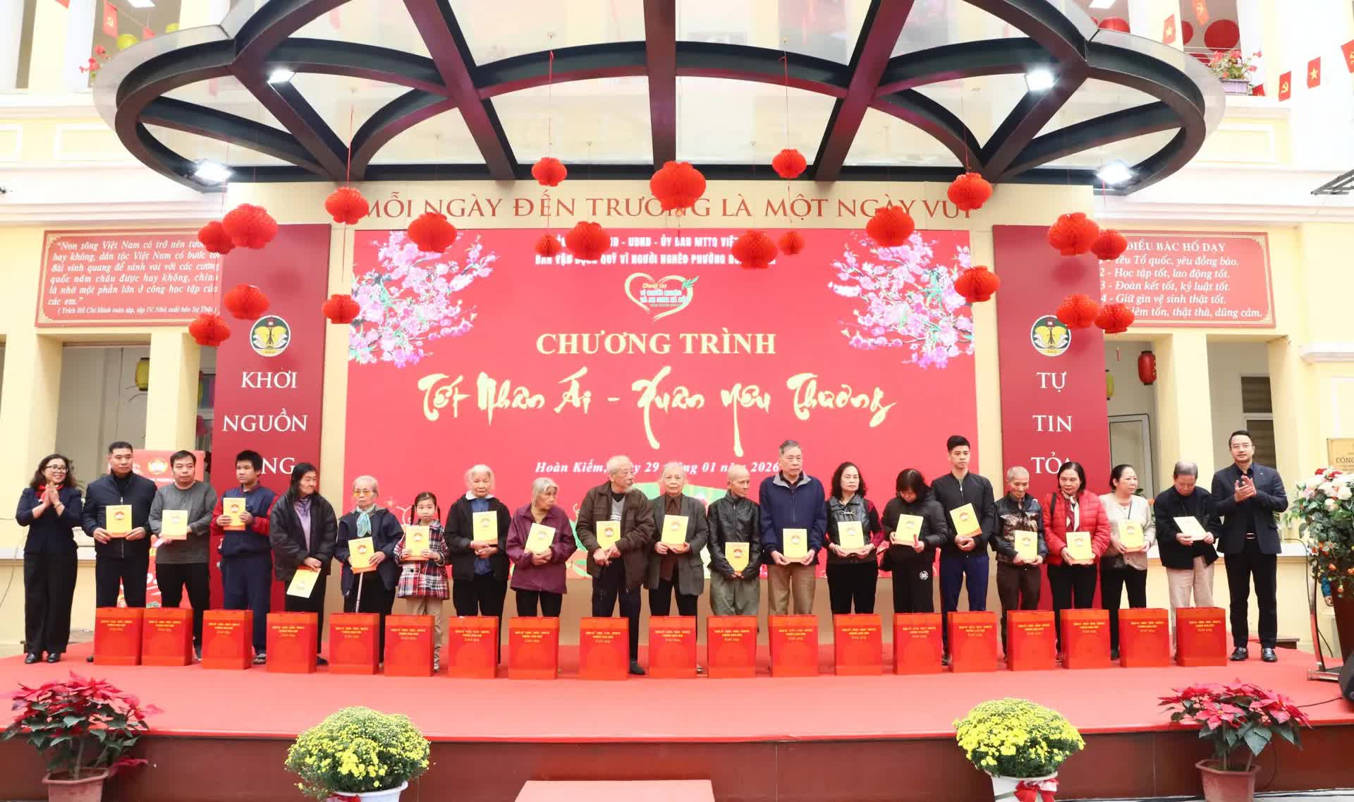 Ấm áp “Tết nhân ái - Xuân yêu thương” tại phường Hoàn Kiếm- Ảnh 3.