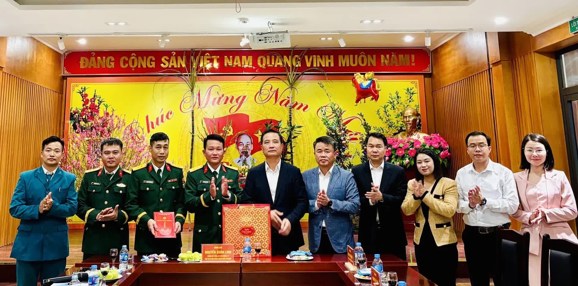 Lãnh đạo phường Hoàng Mai thăm, tặng quà các đơn vị trực Tết Nguyên đán Bính Ngọ 2026- Ảnh 3.