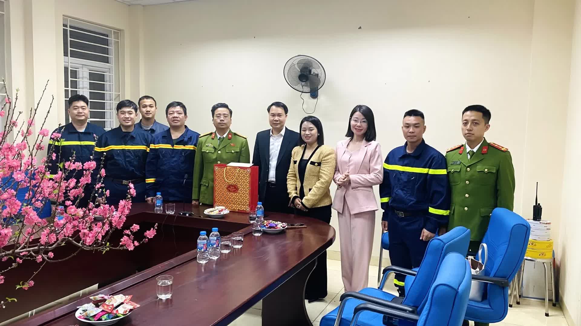 Lãnh đạo phường Hoàng Mai thăm, tặng quà các đơn vị trực Tết Nguyên đán Bính Ngọ 2026- Ảnh 4.