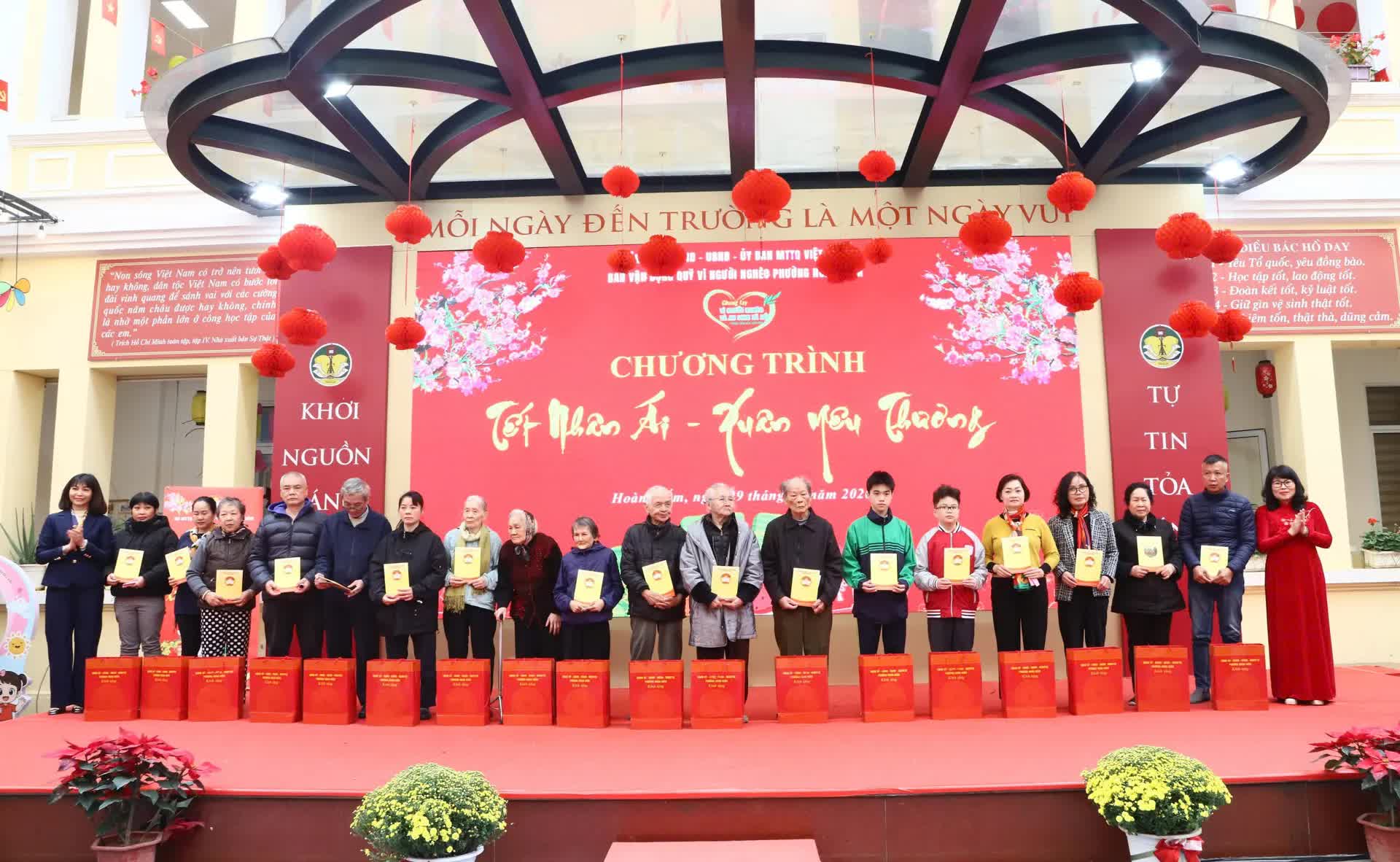 Ấm áp “Tết nhân ái - Xuân yêu thương” tại phường Hoàn Kiếm- Ảnh 2.