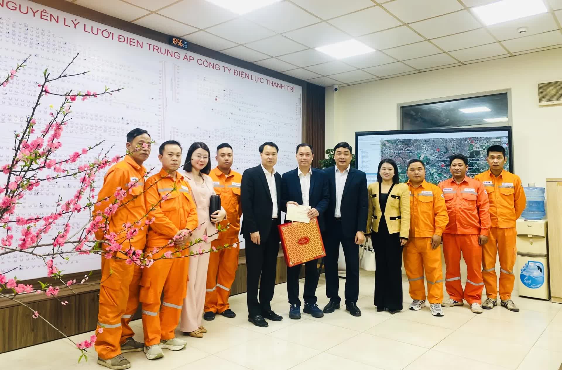 Lãnh đạo phường Hoàng Mai thăm, tặng quà các đơn vị trực Tết Nguyên đán Bính Ngọ 2026- Ảnh 5.