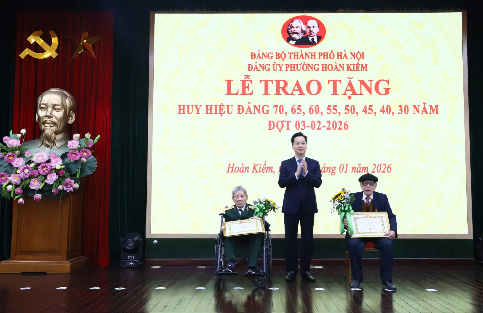 132 đảng viên phường Hoàn Kiếm vinh dự nhận Huy hiệu Đảng đợt 3/2- Ảnh 1.