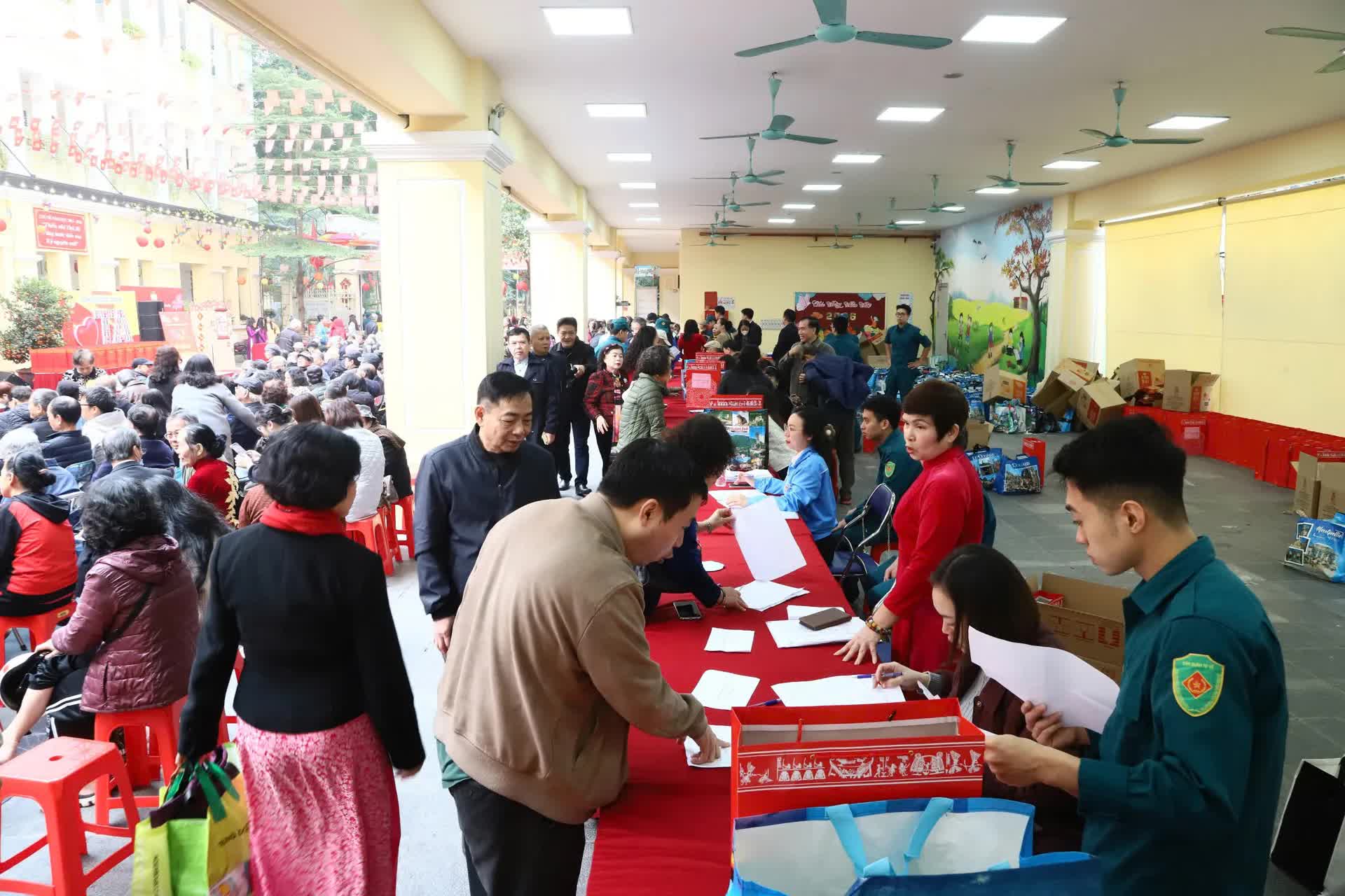 Ấm áp “Tết nhân ái - Xuân yêu thương” tại phường Hoàn Kiếm- Ảnh 4.