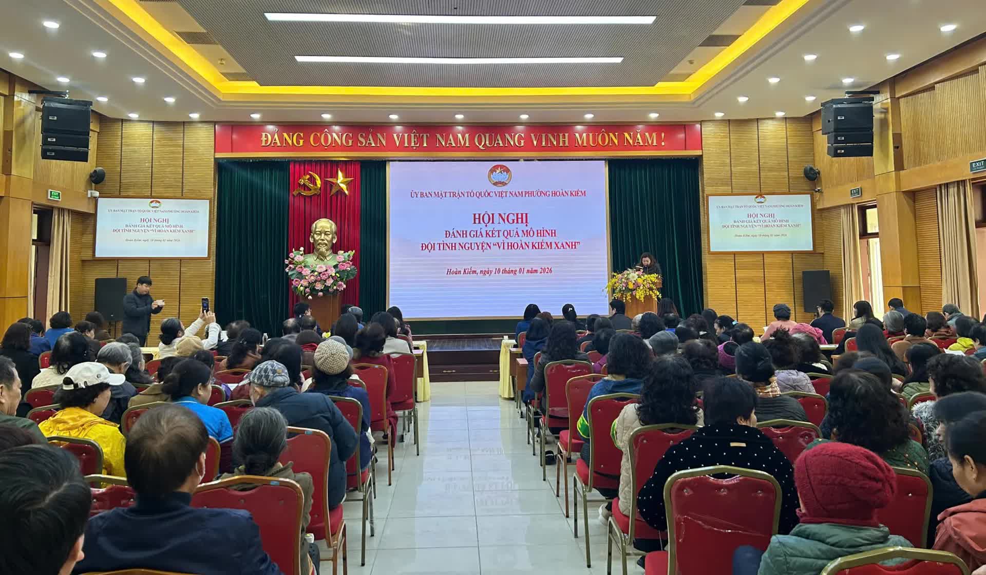 Hiệu quả rõ nét sau 2 tháng triển khai Đội tình nguyện "Vì Hoàn Kiếm xanh"- Ảnh 1.