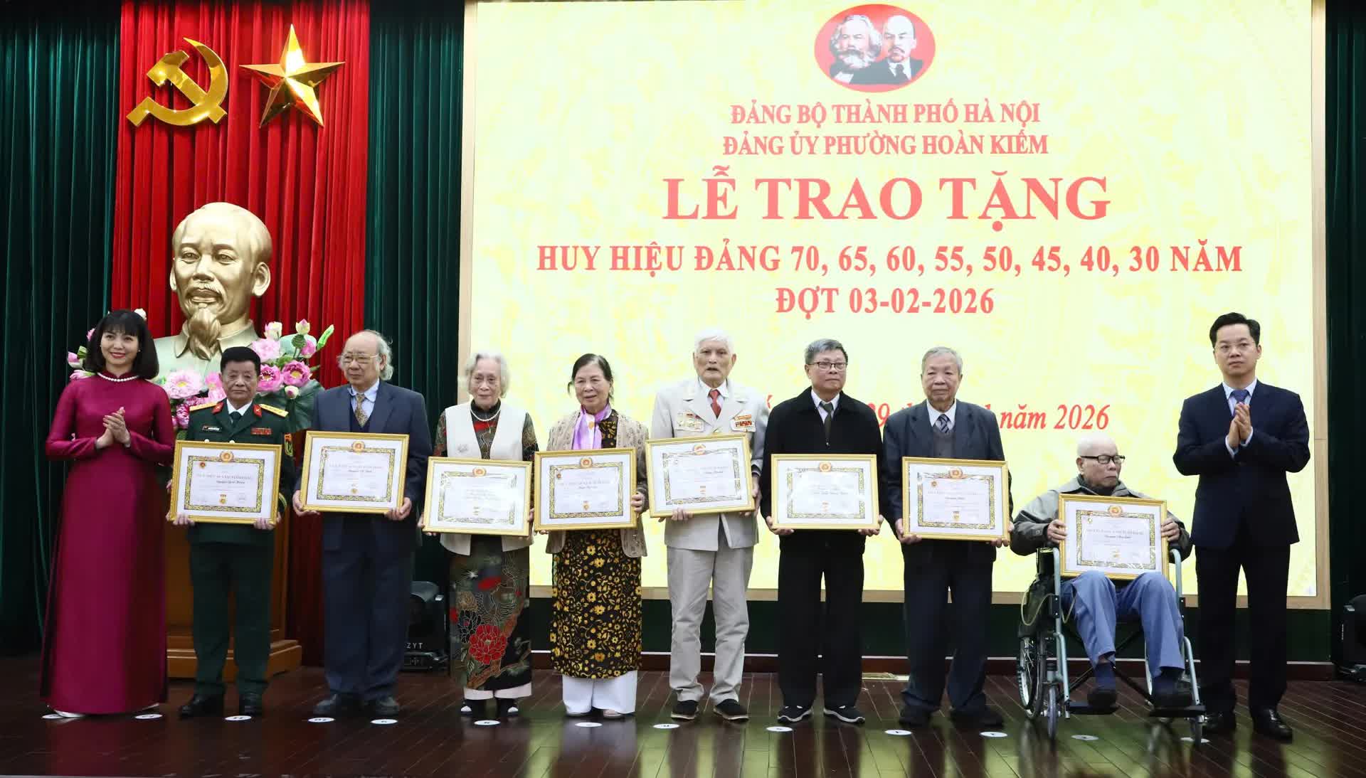 132 đảng viên phường Hoàn Kiếm vinh dự nhận Huy hiệu Đảng đợt 3/2- Ảnh 2.